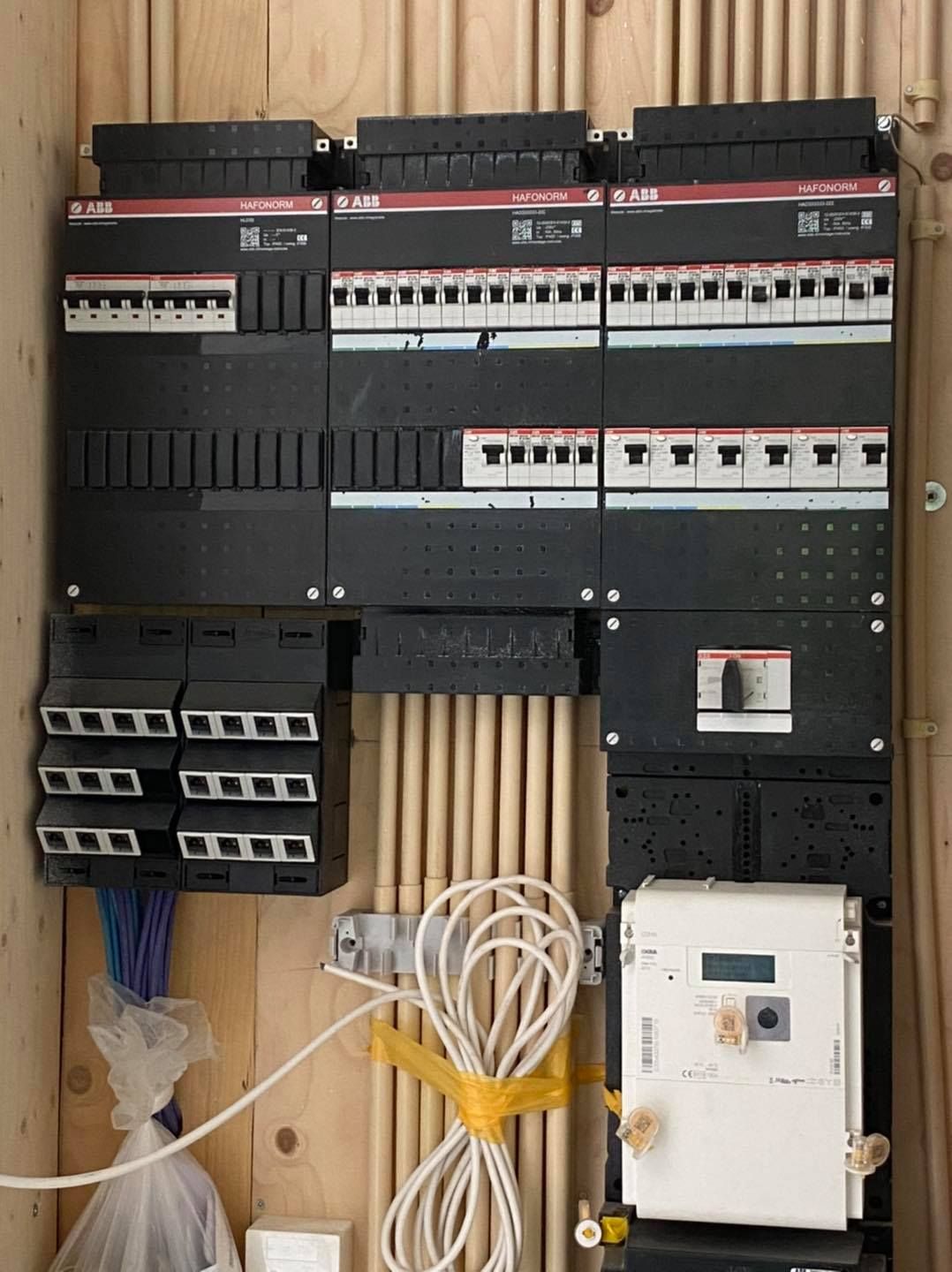Een nieuwe groepenkast met drie rijen groepen in de meterkast van een nieuwbouwwoning