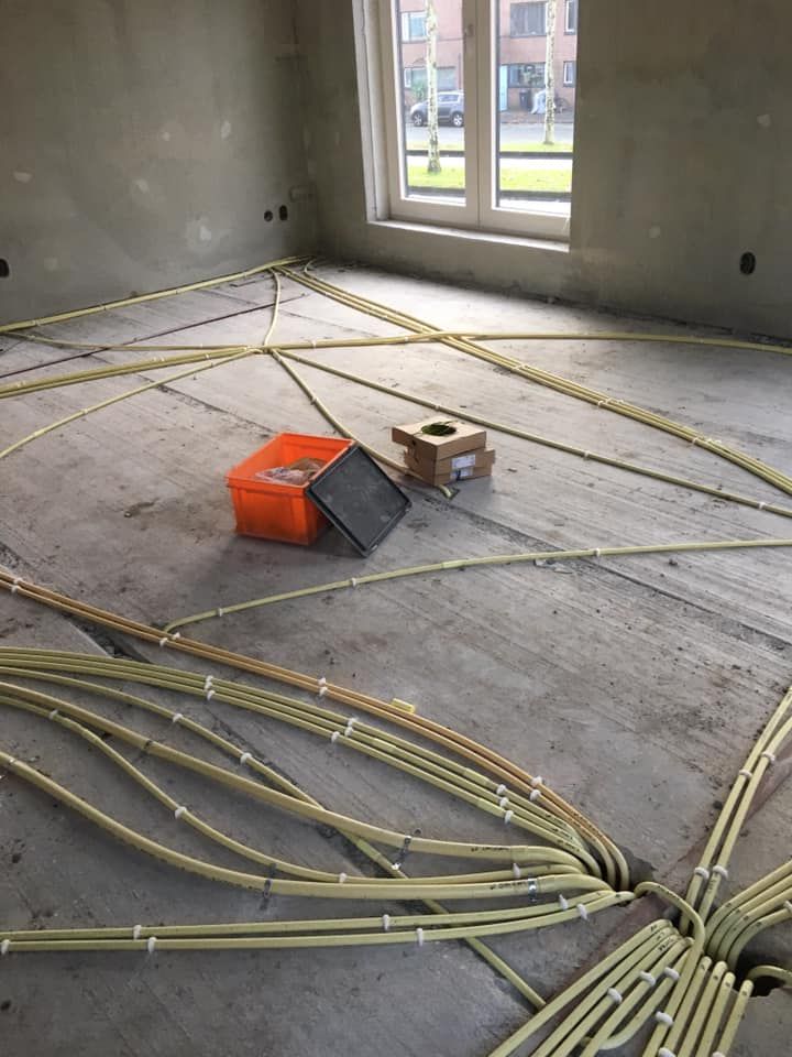 Leidingen die vanuit een hoek over de vloer naar de kamers lopen